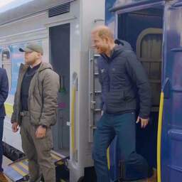 Video | Prins Harry stapt uit trein voor onverwacht bezoek aan Kyiv