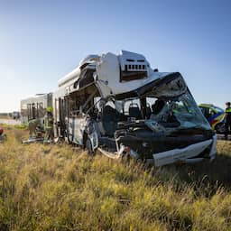 Vier gewonden naar ziekenhuis na botsing tussen bus en vrachtwagen in Zeeland