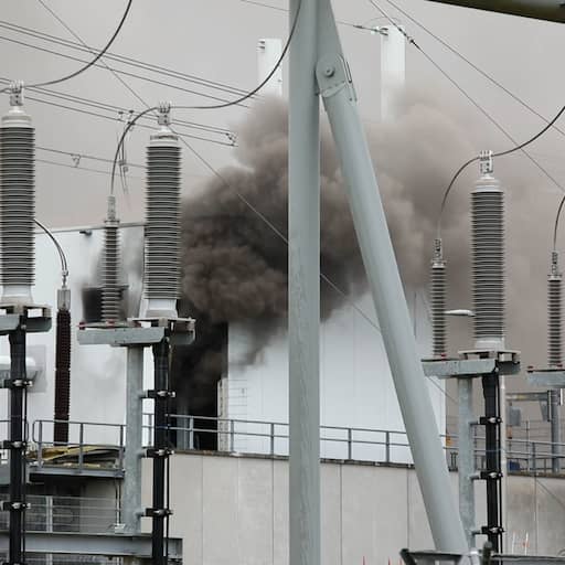 Video | Dikke rookwolken door brand in Gronings hoogspanningsstation