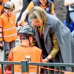 Video | Koningin Máxima helpt jongen na val met skeelers