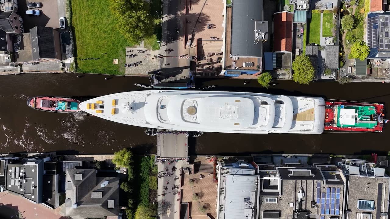 Video | Drone filmt megajacht dat door smalle wateren Alphen aan den Rijn vaart