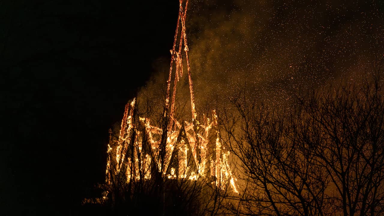 Live Oud en Nieuw | Toren Vondelkerk in Amsterdam volledig ingestort door brand