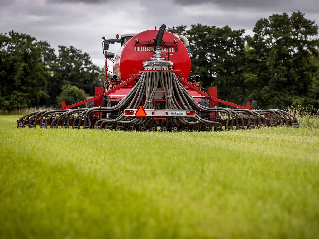 Boeren mogen twee weken langer dierlijke mest uitrijden vanwege nat weer