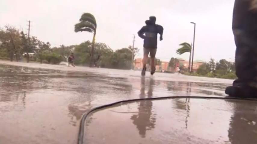 Cameraman helpt tijdens live-uitzending slachtoffers van orkaan Ian