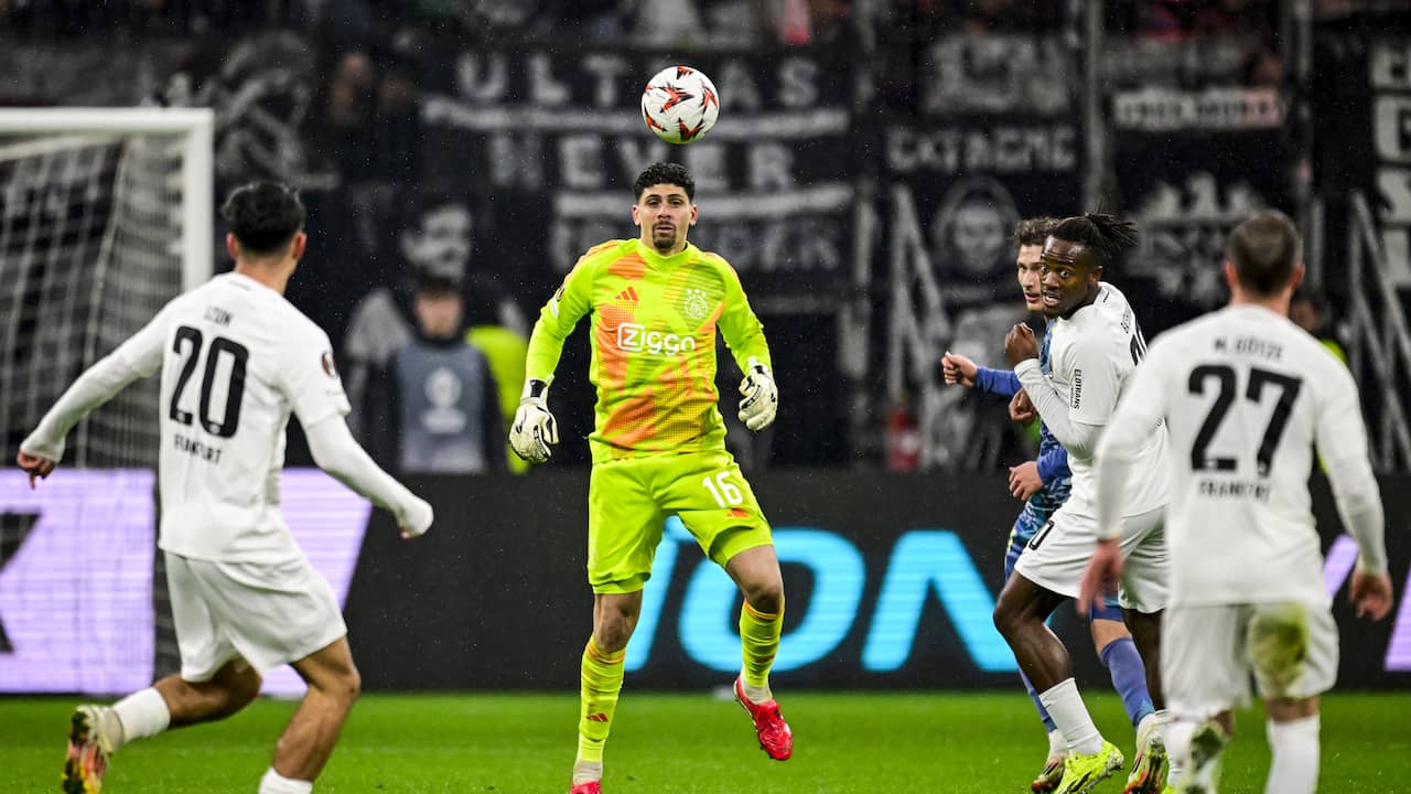 Beeld uit video: Ajax-keeper Matheus blundert en ziet Götze van grote afstand scoren