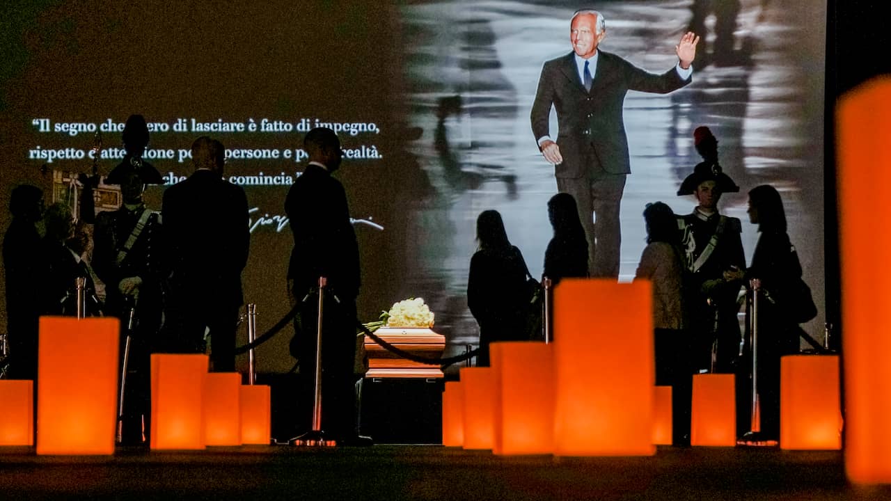 15.000 mensen brengen laatste groet aan modeontwerper Giorgio Armani ...