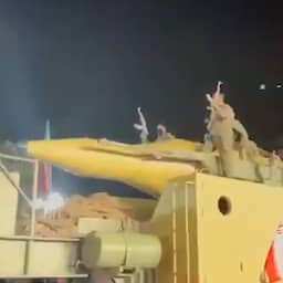 Video | Iraans regime showt raketten tijdens optocht in Teheran