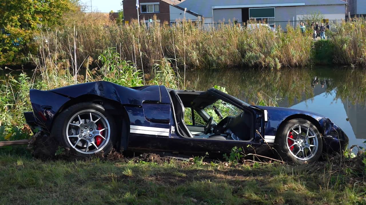 Video | Supercar volledig in de kreukels tijdens proefrit in Dieren