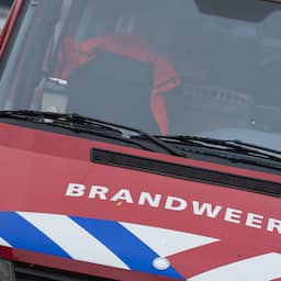Acht woningen ontruimd wegens grote brand in Rotterdamse portiekwoning