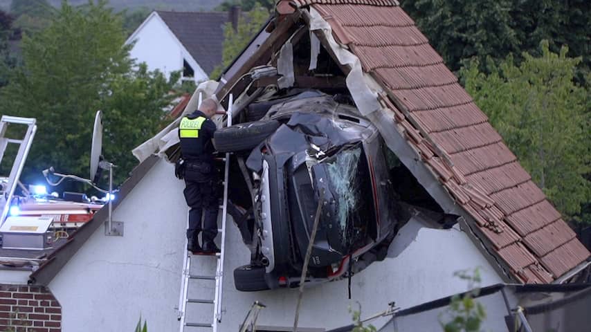 auto-raast-door-duitse-tuin-schept-jongen-op-trampoline-en-eindigt-in-schuurdak.jpg