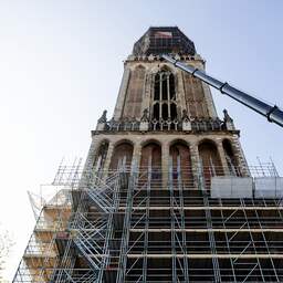Domtoren in Utrecht krijgt na vijf jaar eindelijk wijzerplaten terug