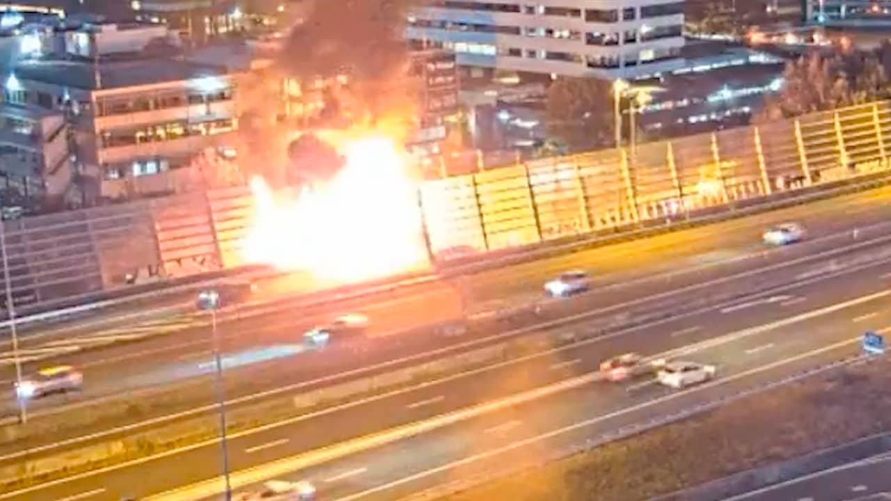 Video | Geluidswal langs A10 bij Sloterdijk staat opnieuw in brand
