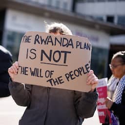 Britten zetten eerste asielzoekers vast voor omstreden uitzettingen naar Rwanda