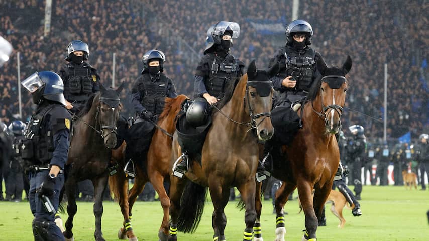 35 agenten gewond bij rellen tijdens Duitse bekerwedstrijd
