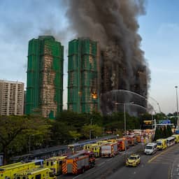 Drie arrestaties voor mogelijke dood door schuld na brand in torens Hongkong