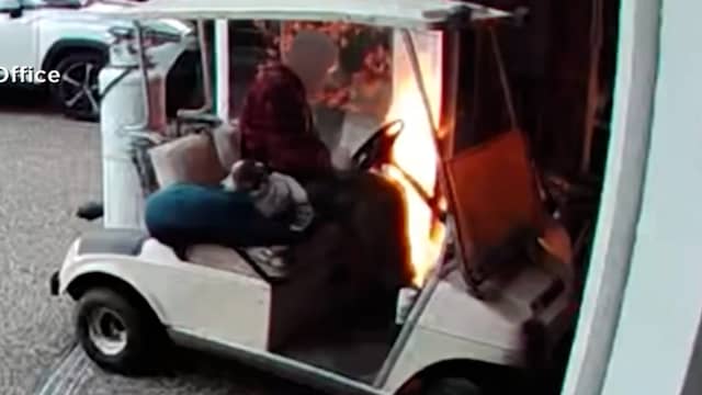 Man steekt vanuit golfkarretje garage van wildvreemde in brand