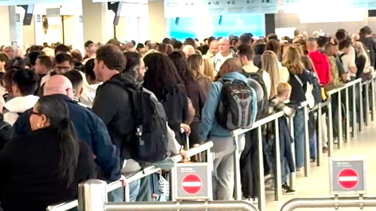 Video | Reizigers wachten in lange rijen door storing bij poortjes op Schiphol