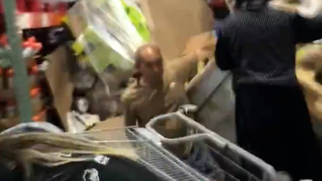 Mensen belanden onder gevallen winkelvoorraad na aardbeving in Japan