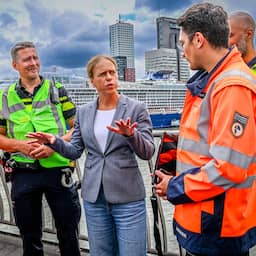 Burgemeester bezoekt plek van trambotsing Rotterdam: 'Schrik slaat om je hart'