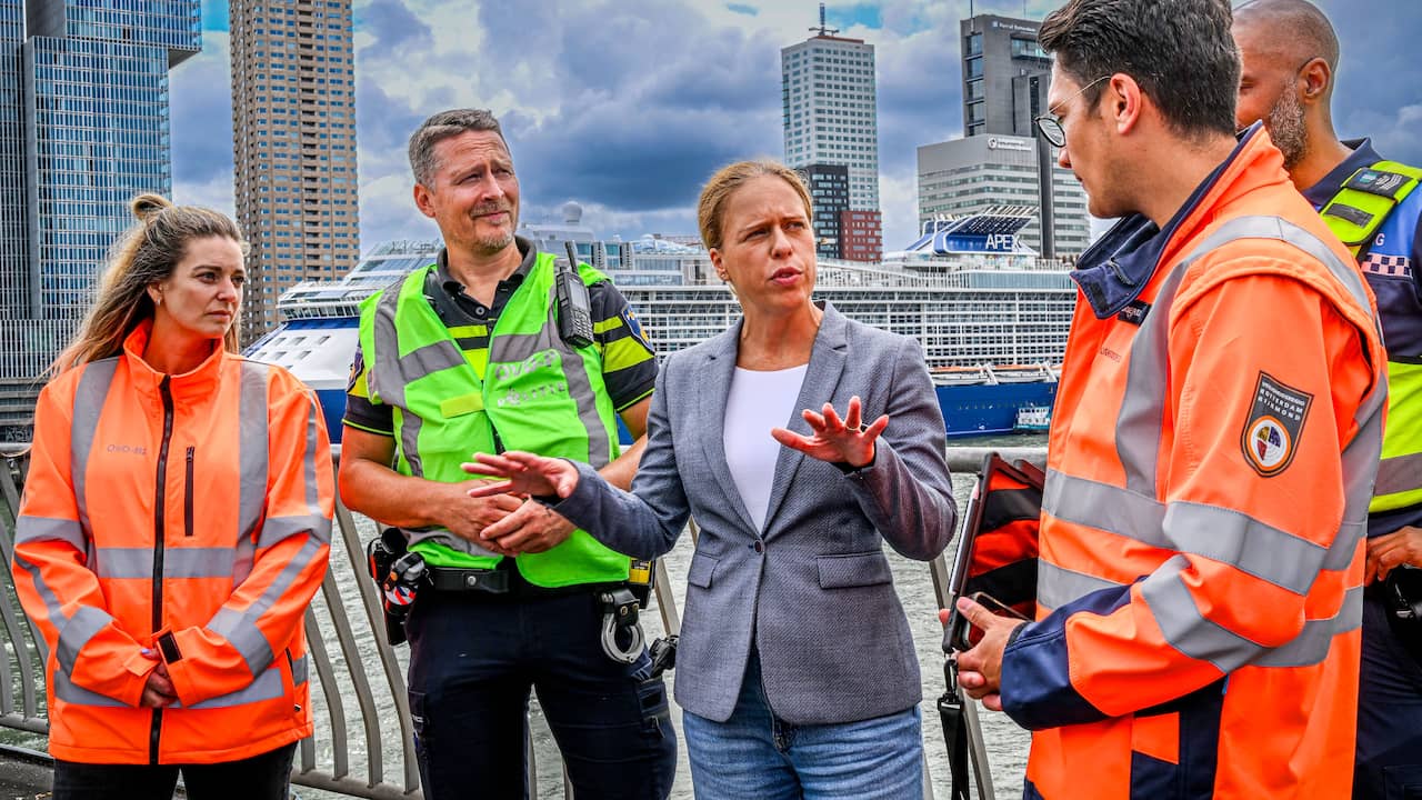 Burgemeester bezoekt plek van trambotsing Rotterdam: 'Schrik slaat om je hart'