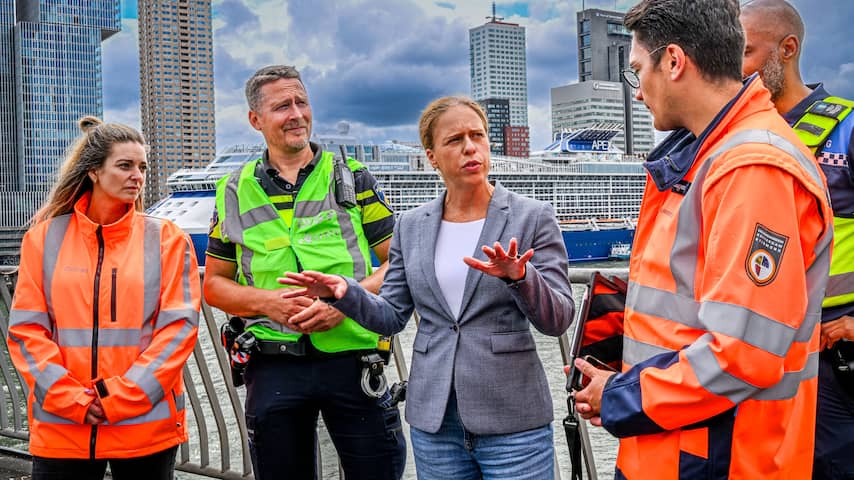 Burgemeester bezoekt plek van trambotsing Rotterdam: 'Schrik slaat om je hart'