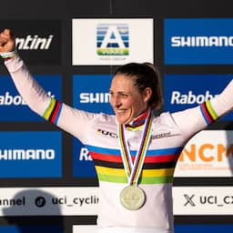 Lucinda Brand krijgt 100 kilogram mosselen na zege in eerste veldrit van seizoen