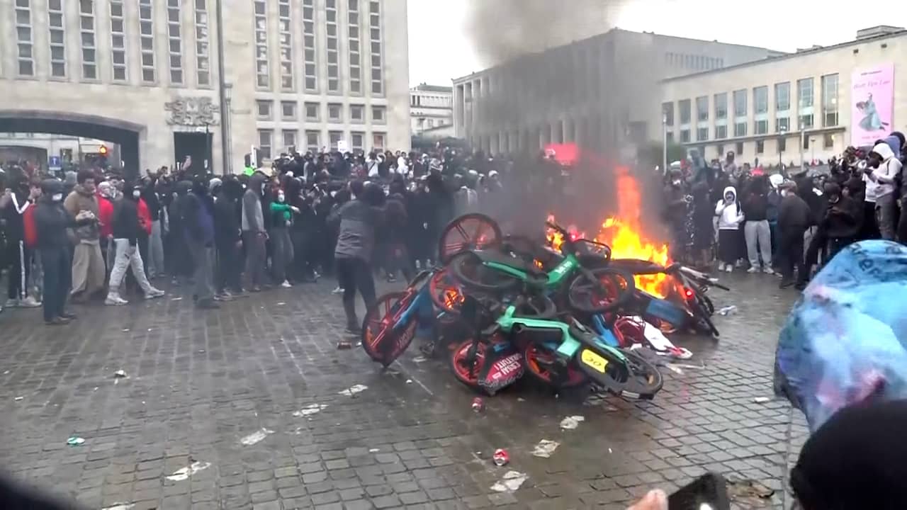 Kat- en muisspel tussen relschoppers en politie in Brussel