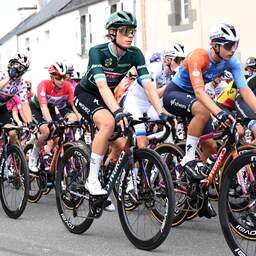 Live Tour | Nederlandse Maud Smulders rijdt vooraan met bolletjestruidrager