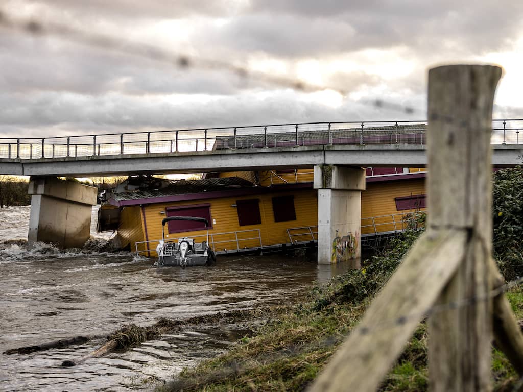 Losgeraakte woonboot weggehaald die in januari tegen brug in Maastricht botste