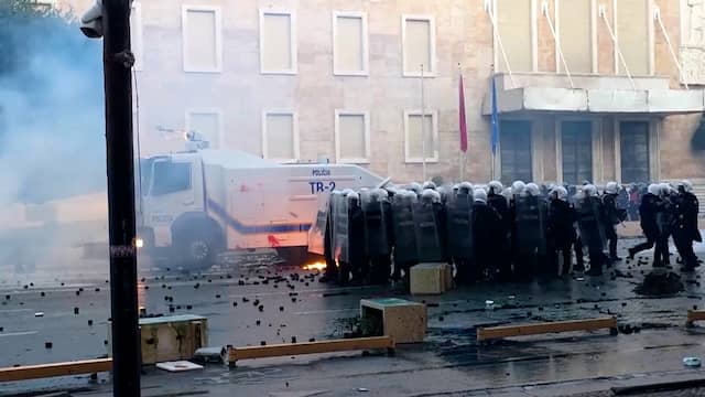 Video | Politie gebruikt traangas bij studentenprotest in Albanië