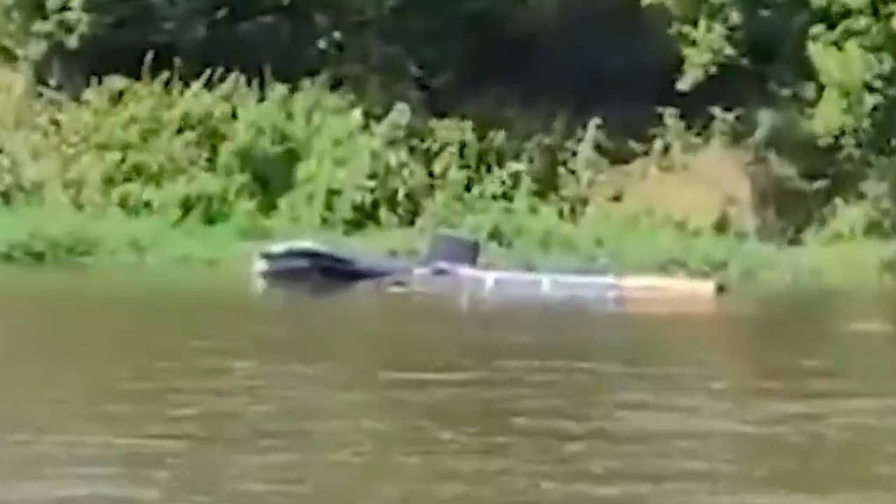 Beeld uit video: Brokstuk van legerhelikopter ligt in Duitse rivier na fataal ongeluk