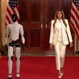 Video | Melania Trump loopt samen met robot over rode loper in Witte Huis