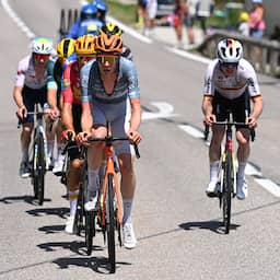 Live Tour | Arensman in kopgroep loodzware Alpenrit, peloton viert de teugels