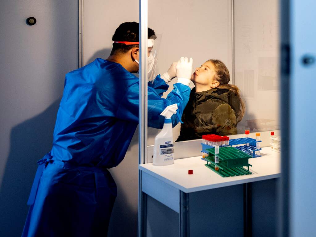 Afvlakken positieve tests lijkt niet te komen door gebrek aan GGD-capaciteit