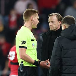 Standard-Antwerp gestaakt: scheidsrechter bekogeld en speler geduwd door fan