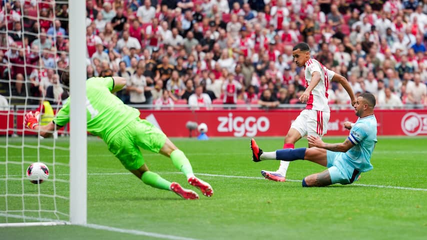 Winnend Ajax leent sokken uit aan Burnley, Feyenoord zegeviert in marathonduel
