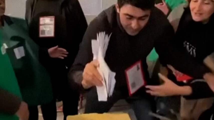 Georgiër propt stapel stembiljetten in verkiezingsbus