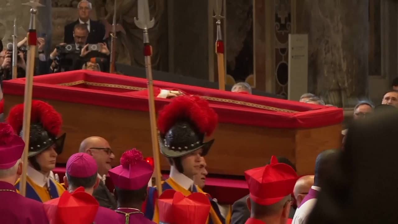 Lichaam van paus Franciscus wordt naar Sint-Pietersbasiliek gedragen ...