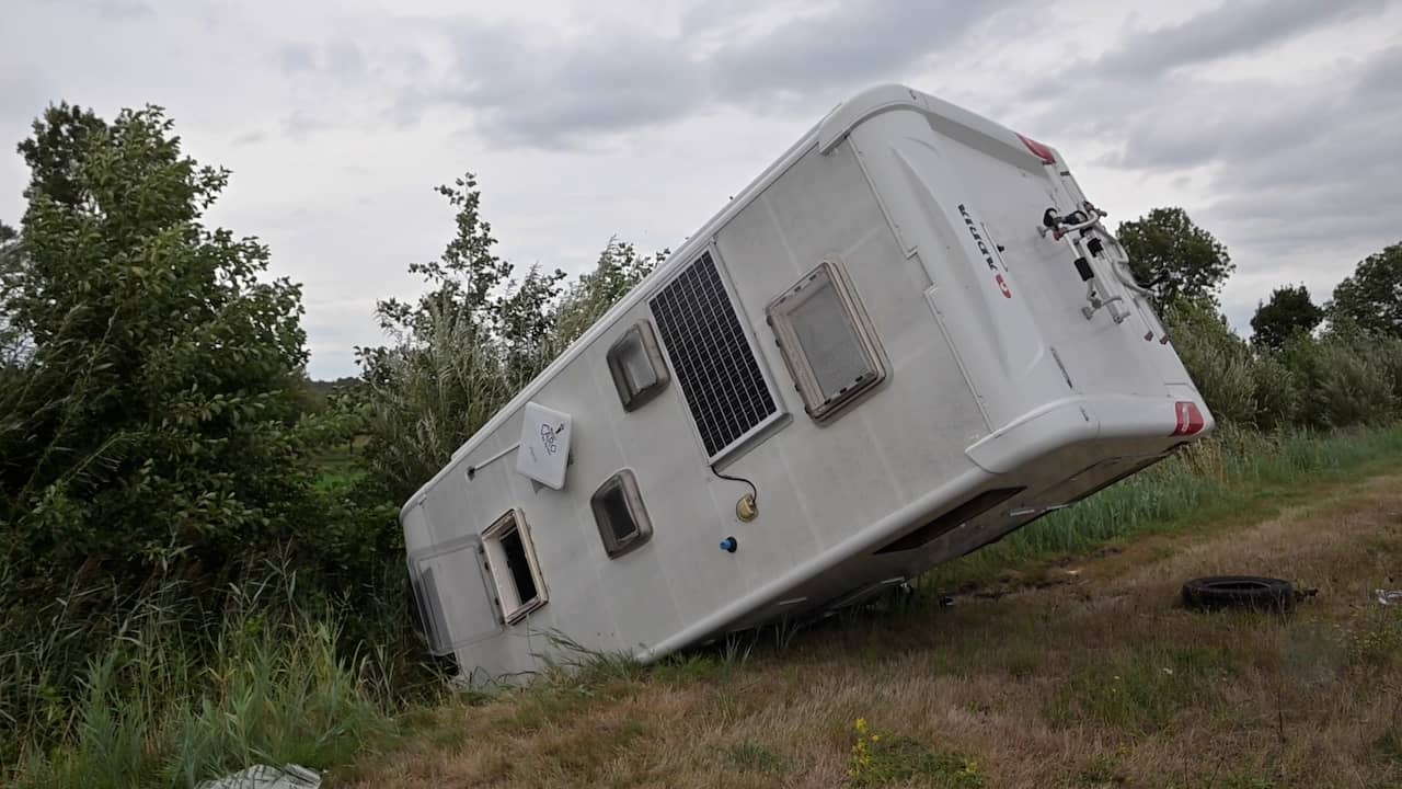 Video | Camper ligt op z'n kant na ernstig ongeluk bij Wanneperveen