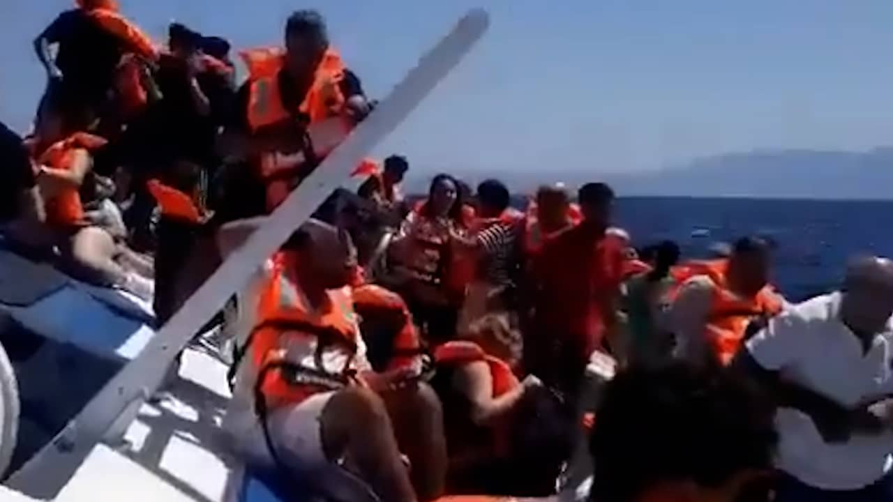 Reddingswerkers schieten te hulp bij gekapseisde veerboot op Cyprus