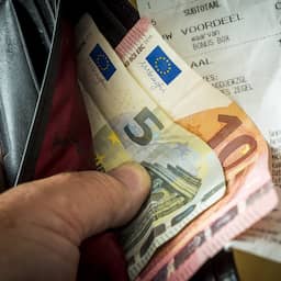 Dakloze vindt portemonnee met 2.000 euro en brengt die naar politie