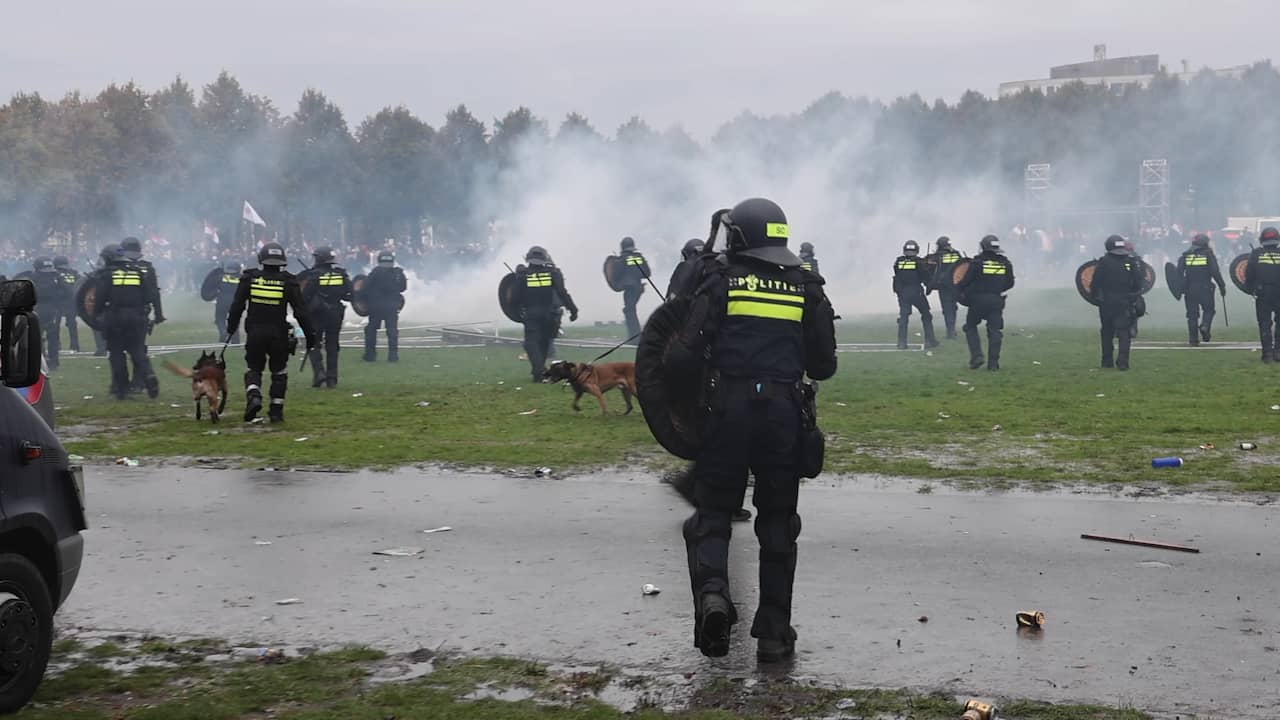 Beeld uit video: ME ontruimt Malieveld na verdere escalatie protest tegen immigratie