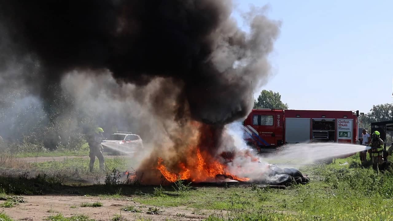 Video | Enorme rookwolken door autobandenbrand bij Lunteren
