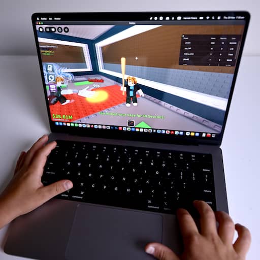 Illustratie bij: Brussel legt ChatGPT, Reddit en Roblox strengere regels op