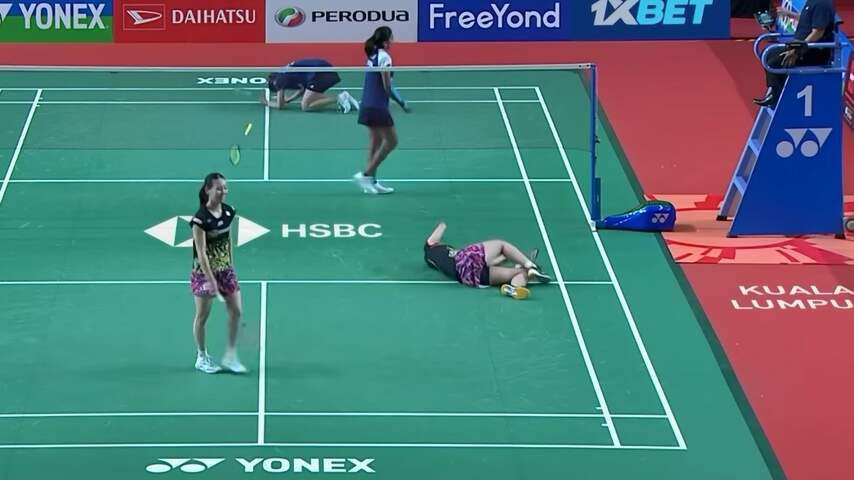 Badmintonsters Kruipen Uitgeput Over De Grond Na Zelden Vertoonde Rally 