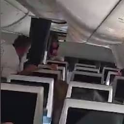 Video | Nieuwe beelden tonen situatie in vliegtuig dat noodlanding maakte