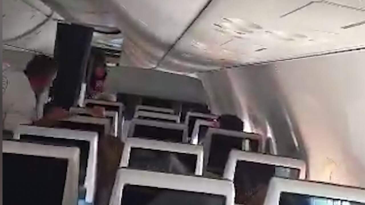 Foto bij Video | Nieuwe beelden tonen situatie in vliegtuig dat noodlanding maakte