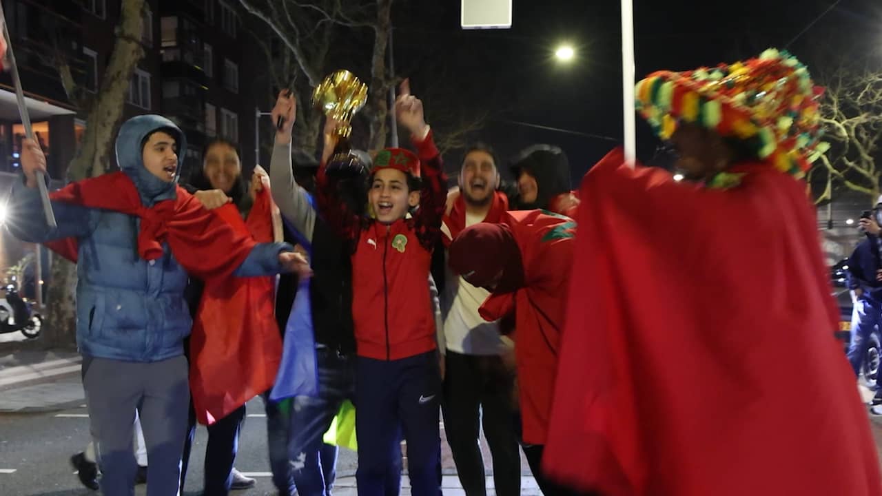 Video | Fans Marokko rijden toeterend door Amsterdam na toegekende Afrika Cup-winst