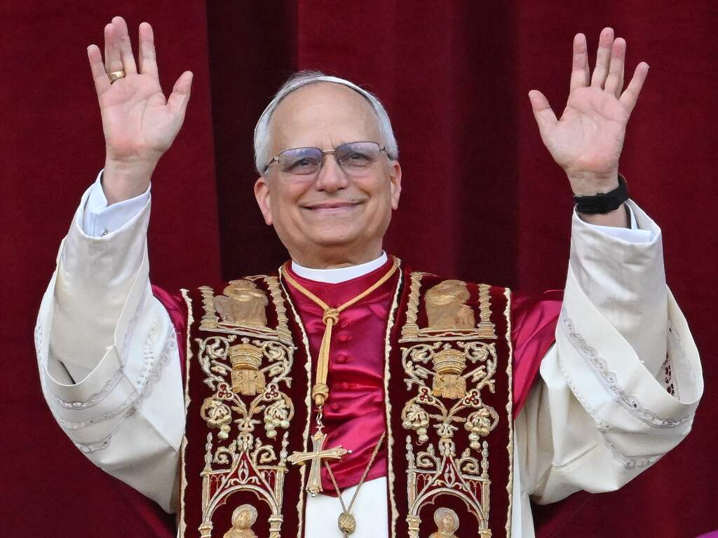 Nieuwe paus in eerste mis: 'Moeten ons laten gelden met daden, niet met kerken'