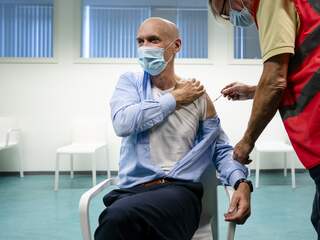 Zorgmedewerkers en kwetsbare mensen kunnen dit najaar coronaprik krijgen